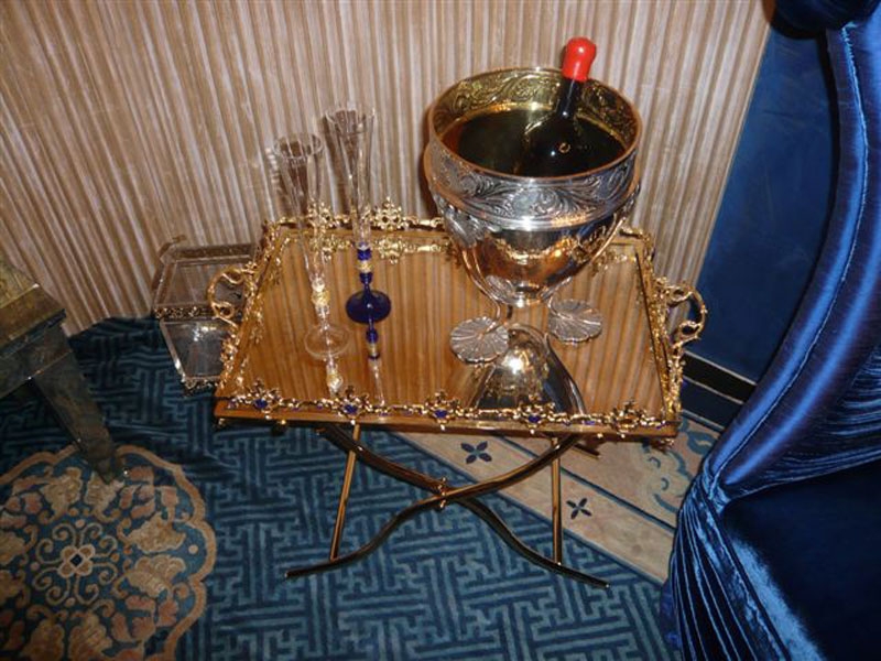 Our TRAY ALGERI in polished gold with varnish e blue stones (special realization) with mirror inside; Pliant SAVONAROLA, in brass gold plated. 